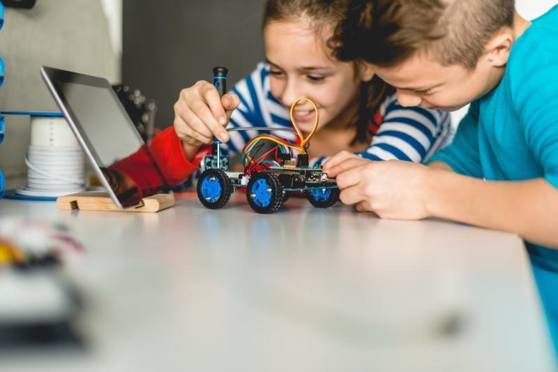 Unha rapaza e un rapaz construíndo un robot.