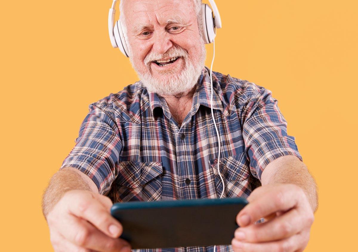 Persona mayor usando un smartphone.