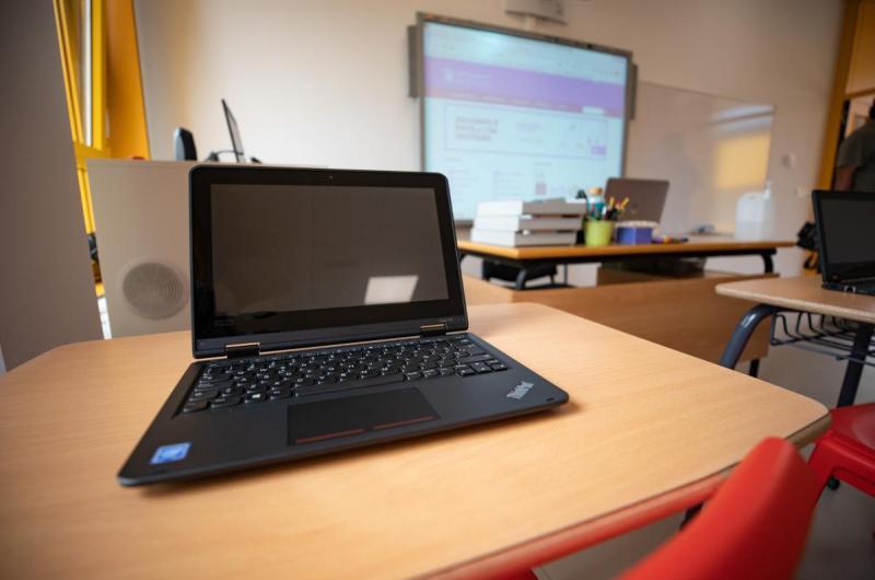 Ordenador portatil en un aula de informatica